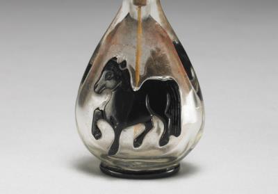 图片[2]-Black-on-transparent overlay glass snuff bottle with horse design.-China Archive